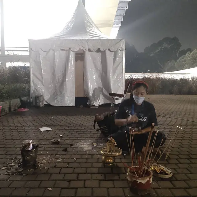 6 Potret Rara Pawang Hujan Lakukan Ritual di Berbagai Tempat Ini Curi Perhatian