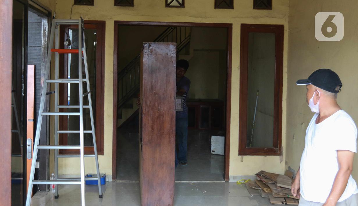 Warga mengeluarkan barang-barang dalam rumah sebelum pembokaran bangunan di kawasan Semper Timur, Cilincing, Jakarta Utara, Selasa (8/11/2022). PT Cibitung Tanjung Priok Port Tollways (CTP Tollways) sebagai Badan Usaha Jalan Tol (BUJT) mencatat progres pembebasan lahan untuk seksi 4 sepanjang 7,28 km telah mencapai 100% dan ditargetkan pembangunannya selesai pada akhir tahun 2022. (Liputan6.com/Herman Zakharia)