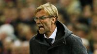 Pelatih Liverpool, Jurgen Klopp memberikan intruksi pada pemainnya pada  laga lanjutan Grup B Liga Europa di Anfield, Jumat (23/10/2015). Liverpool bermain imbang dengan Rubin Kazan dengan skor 1-1. (Reuters/Phil Noble)