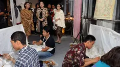 Menko PMK, Puan Maharani (tengah) melihat proses pembuatan batik jelang menghadiri acara Perempuan dan Canting di Jakarta, Rabu (25/1). Acara juga ditandai penyerahan penghargaan kepada dua pelestari batik nasional. (Liputan6.com/Helmi Fithriansyah)