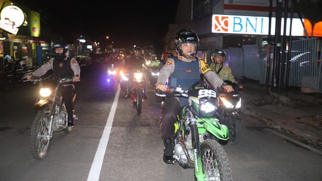 Menggunakan sepeda motor, beberapa petugas gabungan TNI-Polri nampak tengah melakukan patroli rutin, menjaga kondusifitas menjelang natal dan tahun baru di Garut