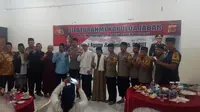 Kapolda Jawa Barat Irjen Pol. Rudy Sufahriadi bersama ulama dan tokoh masyarakat Garut dalam safari Ramadan di Ponpes Darussalam, Wanaraja, Garut, Jumat malam (Liputan6.com/Jayadi Supriadin)