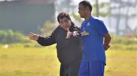 Carlos Carvalho de Oliveira saat memimpin Arema FC latihan di Stadion Gajayana. (Bola.com/Iwan Setiawan)
