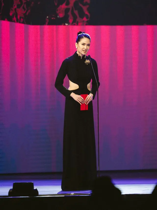 5 Potret Tampilan Anggun Laura Basuki dengan Cut Out Backless Dress Bersiluet Kebaya di FFI 2024