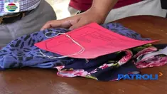 Wanita diduga muncikari ditangkap Polres Salatiga saat menjual remaja kepada lelaki hidung belang. Pelaku manfaatkan aplikasi di telepon genggam untuk menawarkan jasa.