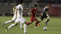 Striker Timnas Indonesia U-22, Osvaldo Haay, menggiring bola saat melawan Vietnam U-22 pada laga final SEA Games 2019 di Stadion Rizal Memorial, Manila, Selasa (10/12). Indonesia kalah 0-3 dari Vietnam. (Bola.com/M Iqbal Ichsan)