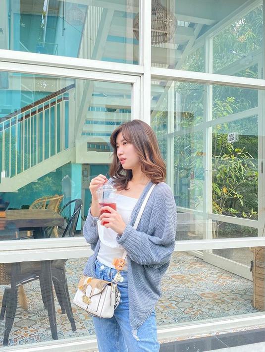 <p>Mantan anggota grup idola JKT48 yang berasal dari Malang, Jawa Timur ini memang pandai mix and match busana. Bergaya kasual, Jennifer Hanna tampak mengenakan baju putih yang dipadukan dengan sweater warna denim dan celana jeans.(Liputan6.com/IG/@hanna.sutiono)</p>