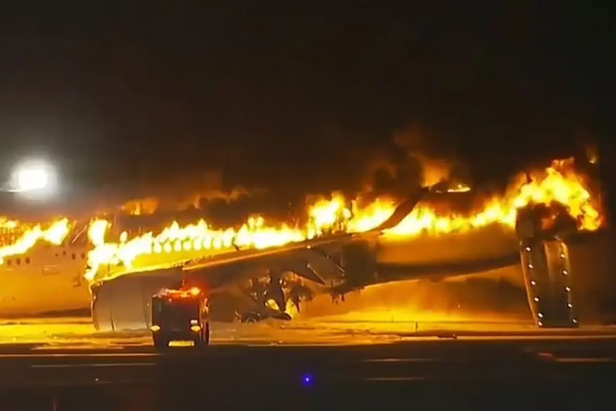 Sebuah pesawat Japan Airlines terbakar di landasan pacu bandara Haneda pada Selasa, 2 Januari 2024 di Tokyo, Jepang. (Screen grab video/AP)