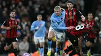 Penyerang Manchester City, Erling Haaland (tengah), berlari menjauh dari bek Bournemouth, Bafode Diakite (kanan), selama pertandingan sepak bola Premier League Inggris antara Manchester City dan Bournemouth di Stadion Etihad di Manchester, barat laut Inggris, pada tanggal 2 November 2025. (AFP/Paul Ellis)