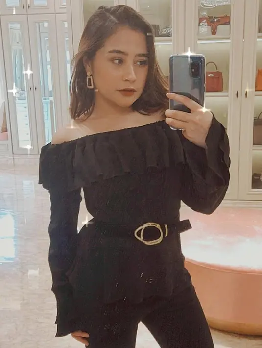 Selain pose mirror selfie, gaya busana Prilly Latuconsina juga menjadi pusat perhatian. Penampilannya pakai outfit serba hitam ini membuat kesan semakin elegan. Tidak heran banyak yang terpukau dengan kecantikan Prilly. (Liputan6.com/IG/@prillylatuconsina96)