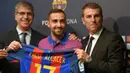 Pemain baru Barcelona, Paco Alcacer, memegang jersey Barca bersama Wakil Presiden Barcelona, Jordi Mestre. Bersama klub barunya, Paco Alcacer, akan mengenakan nomor punggung 17. (AFP/Lluis Gene)
