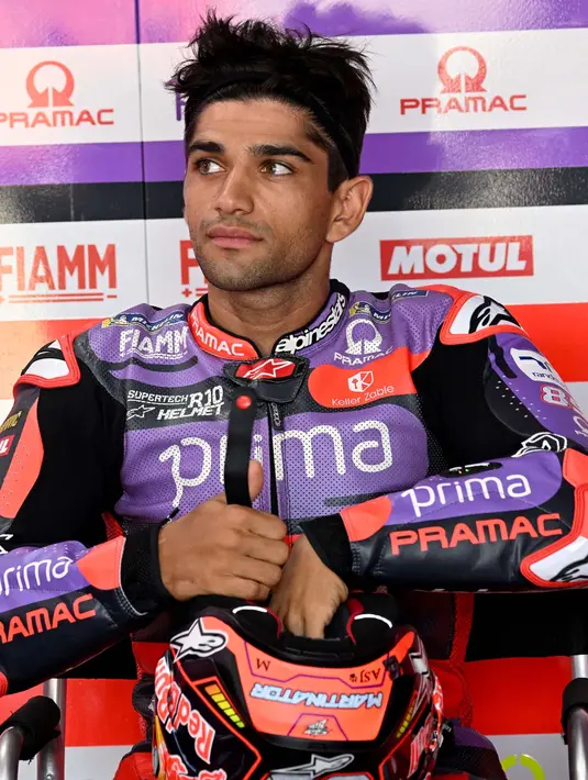 Pembalap Prima Pramac Racing, Jorge Martin bersiap sebelum sesi latihan bebas balapan MotoGP 2024 di Sirkuit Internasional Pertamina Mandalika, Lombok, Nusa Tenggara Barat, Jumat 27 September 2024. (SONNY TUMBELAKA/AFP)