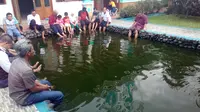 Relaksasi Terapi Ikan bagi Pemudik di Masjid Al-Iqro, Leles (Liputan6.com/Jayadi Supriadin)