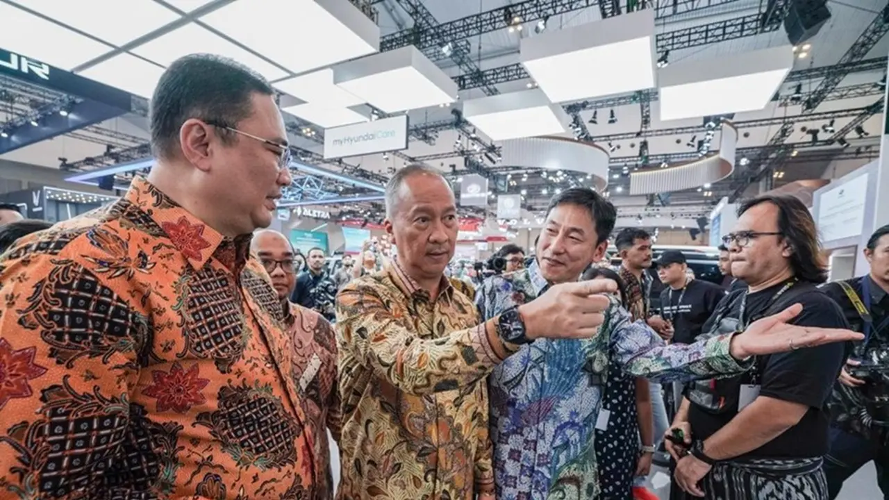 Menperin Agus Gumiwang Tandatangani STARGAZER Cartenz X, Apresiasi Langkah Hyundai Perkuat Produk Lokal