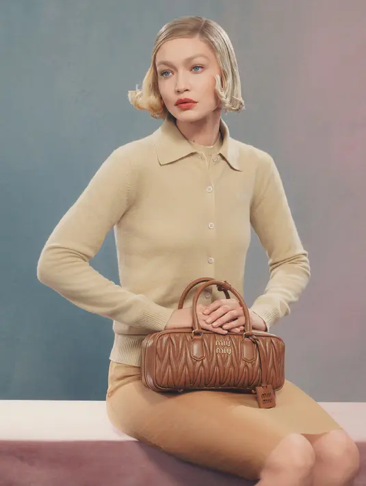 Miu Miu ambil esensi kebebasan Yevonde dalam pilihan warna tas Aracdie dan Wander. Di mana warna karamel dan cognac klasik dipadukan dengan oranye terang dan soleil. [Miu Miu]