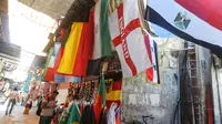 Bendera negara-negara yang berpartisipasi pada Piala Dunia FIFA 2018 di jual di pasar di kota tua Damasku, Suriah (6/6). Piala Dunia akan digelar pada 14 Juni 2018 di Rusia. (AFP Photo/Louai Beshara)