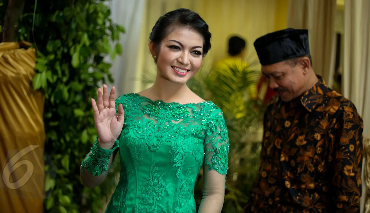 Selvi Ananda tampil cantik dengan kebaya hijau saat menyambut kedatangan keluarga Presiden Joko Widodo, Jawa Tengah, Selasa (9/6/2015). Keluarga Selvi menerima lamaran dari keluarga Presiden Jokowi. (Liputan6.com/Faizal Fanani)