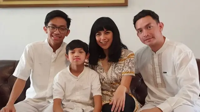 Jarang Tersorot, Ini 6 Potret Harmonisnya Keluarga Aditya Herpavi