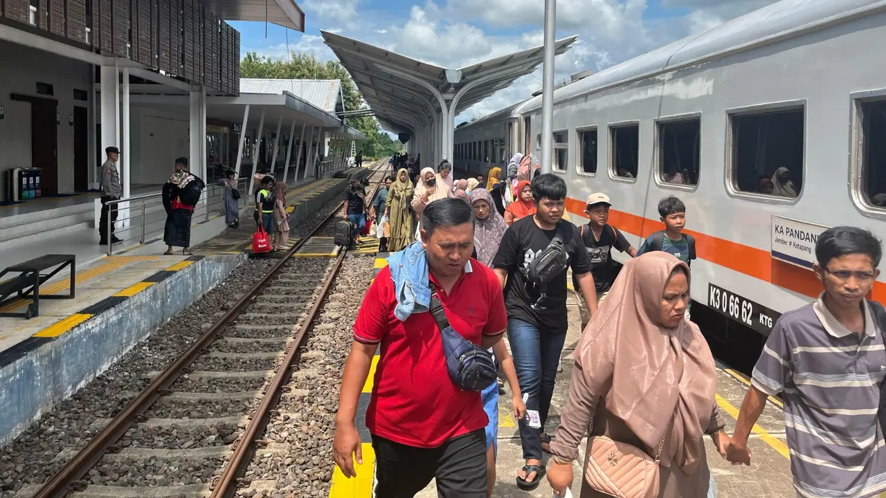 Para penumpang hendak naik ke dalam kereta api di Stasiun Banyuwangi Kota (Istimewa)