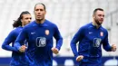 Bek Belanda Nathan Ake (kiri) dan bek Belanda Virgil Van Dijk (tengah) melakukan pemanasan dalam sesi latihan di Stade de France di Saint-Denis, utara Paris pada 23 Maret 2023. (AFP/Franck Fife)