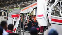 Para pekerja dan petugas penyelamat memeriksa kondisi salah satu gerbong Kereta Rel Listrik (KRL) Commuter Line yang mengalami kecelakaan di Stasiun Bekasi Timur, Bekasi, Jawa Barat, Selasa 28 April 2026. (AP Photo/Tatan Syuflana)