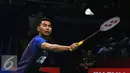 Pebulutangkis tunggal putra Indonesia, Tommy Sugiarto berusaha mengembalikan bola saat melawan pemain Hong Kong, Wei Nan di BCA Indonesia Open 2016 di Istora Senayan Jakarta, Rabu (1/6/2016). Tommy kalah 16-21, 14-21. (Liputan6.com/Helmi Fithriansyah)
