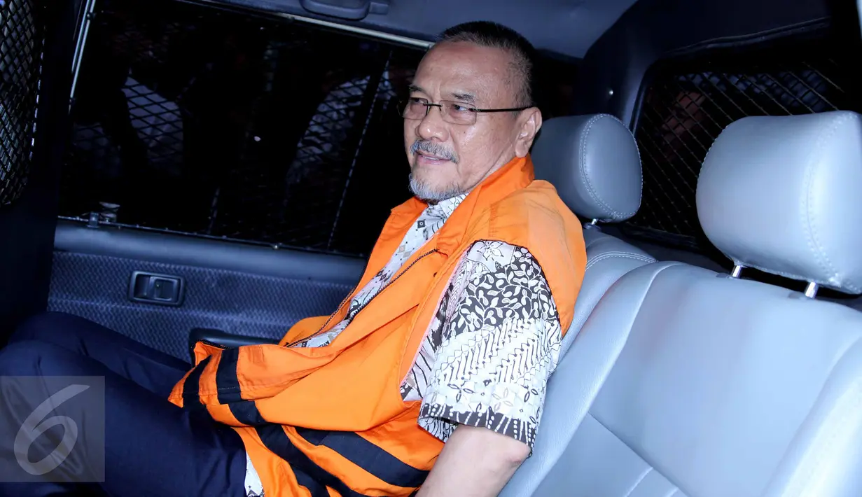 Tersangka kasus korupsi pembangunan Wisma Atlet dan Gedung Serbaguna Provinsi Sumsel, Rizal Abdullah saat berada di dalam mobil tahanan usai menjalani pemeriksaan di KPK, Jakarta, Jumat (26/6/2015). (Liputan6.com/Helmi Afandi)