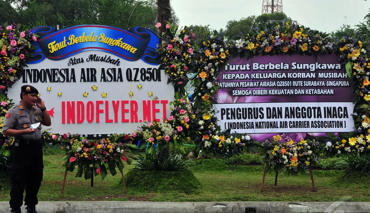 Di sekitar Posko Crisis Center Bandara Juanda, Surabaya, berjejer beberapa karangan bunga duka cita bagi para jenazah penumpang AirAsia QZ8501, Rabu (31/12). (Liputan6.com/Johan Tallo)