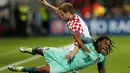 Duel antara pemain Portugal, Renato Sanches, dengan pemain Kroasia, Ivan Rakitic, pada laga 16 besar Piala Eropa 2016 di Stade Bollaert-Delelis, Lens, Minggu (26/6/2016) dini hari WIB. (Reuters/Lee Smith)