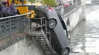 Posisi unik kendaraan saat alami kecelakaan. (Facebook/Bad Drivers)