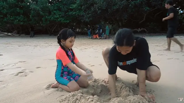 7 Momen Liburan Keluarga Anang Ashanty Ke Pantai Tiga Warna, Arsya Sempat Hilang