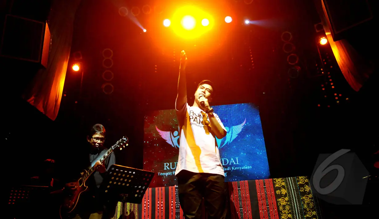 Vidi Aldiano ikut ambil bagian dalam acara charity concert untuk pengungsi di Nusa Tenggara Timur (NTT), di Jakarta, Kamis (7/5/2015). Para penyanyi tersebut melelang lagu yang dinyanyikannya saat acara. (Liputan6.com/Faisal R Syam)