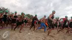 Peserta berlari saling mendahului untuk berenang di pantai pada Herbalife Bali International Triathlon 2016 di Sanur, Bali, Minggu (14/8). Kegiatan tersebut  diselenggarakan untuk mempromosikan olahraga Triathlon. (Made Anto)