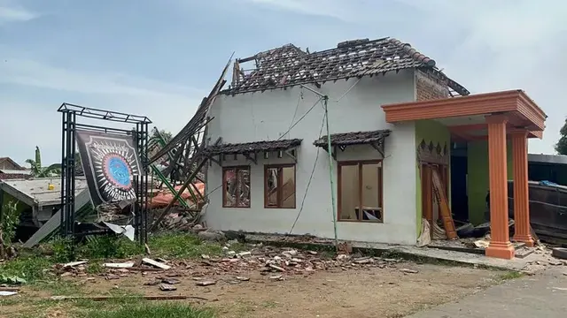 Rumah Polisi di Mojokerto Meledak pada Senin (13/1/2025)