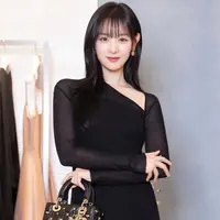 Kim Ji Won permanis tampilannya dengan Lady Dior hitam mini dengan heels yang senada [@ghdqhdls_]