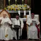 Paus Fransiskus (kedua kiri) berbicara kepada anggota komunitas Katolik di Katedral Santa Perawan Maria Diangkat ke Surga di Jakarta pada tanggal 4 September 2024. (Dita ALANGKARA/POOL/AFP)