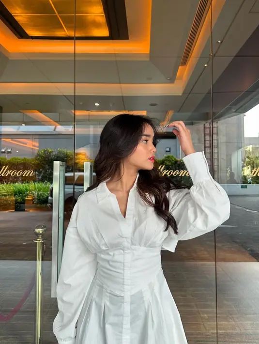 Seperti saat Fuji Utami hadiri premiere series yang dibintangi sang kakak, Fadyl Faisal. [@fuji_an]