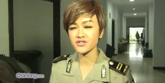 Julia Perez menanggapi sedikit pernyataan Gaston Castano yang menyebutkan tidak mau bercerai dari Julia Perez. Terlihat sangat kecewa, seperti ini tanggapan dari Jupe.