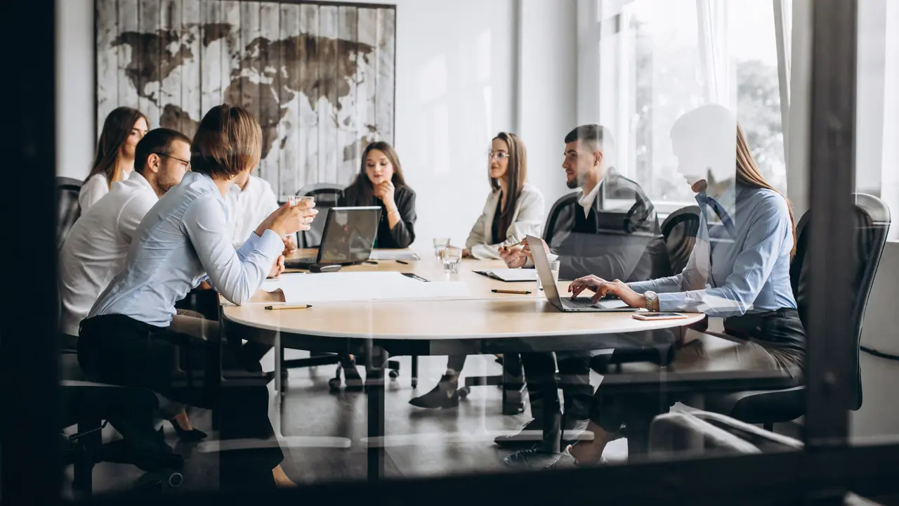 Di Kantormu Seringkali Meeting to Meeting? Lakukan Tips Ini Agar Tetap Fokus [Dok/freepik.com]
