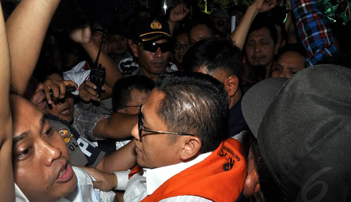 Saat para loyalis yang mengenakan kaos putih saling dorong, Anas Urbaningrum pun terlihat pucat dan sempat kesulitan memasuki gedung Tipikor, Jakarta, (24/9/14). (Liputan6.com/Miftahul Hayat)