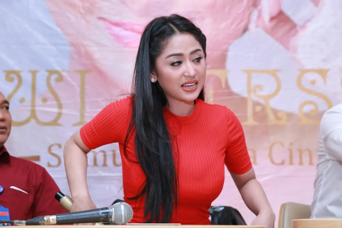 [Bintang] Dewi Perssik
