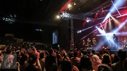 Penonton antusias melihat penampilan HiVi pada Indonesian Jazz Festival (IJF) 2015 di Istora Senayan, Jakarta, Sabtu (29/8). Indonesian Jazz Festival kembali digelar selama dua hari berturut-turut, mulai 29—30 Agustus 2015. (Liputan6.com/Faizal Fanani)