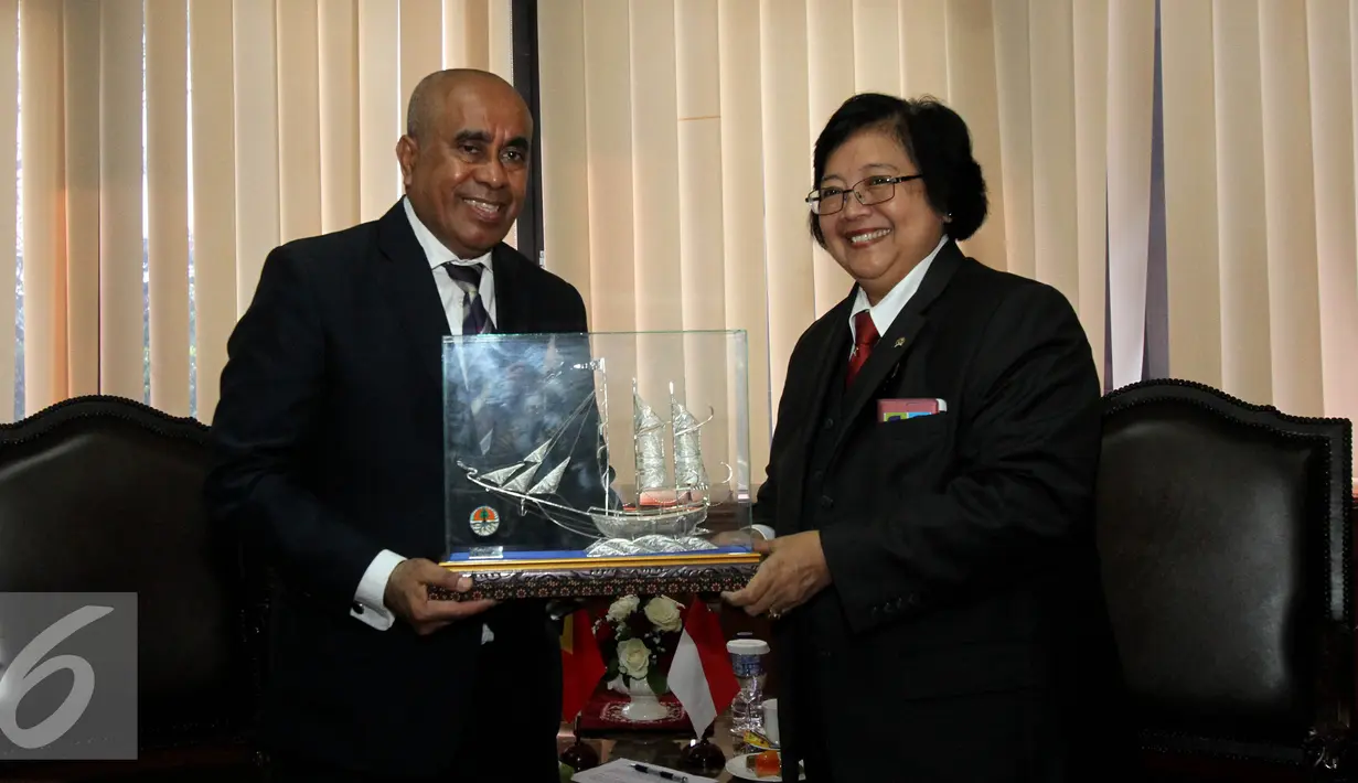 Menteri Lingkungan Hidup dan Kehutanan (LHK), Siti Nurbaya bertukar cenderamata dengan Menko bidang ekonomi yang merangkap Menteri Pertanian dan Perikanan Timor Leste, Estanislau Aleixo da Silva di Jakarta (24/8/2015). (Liputan6.com/Johan Tallo)