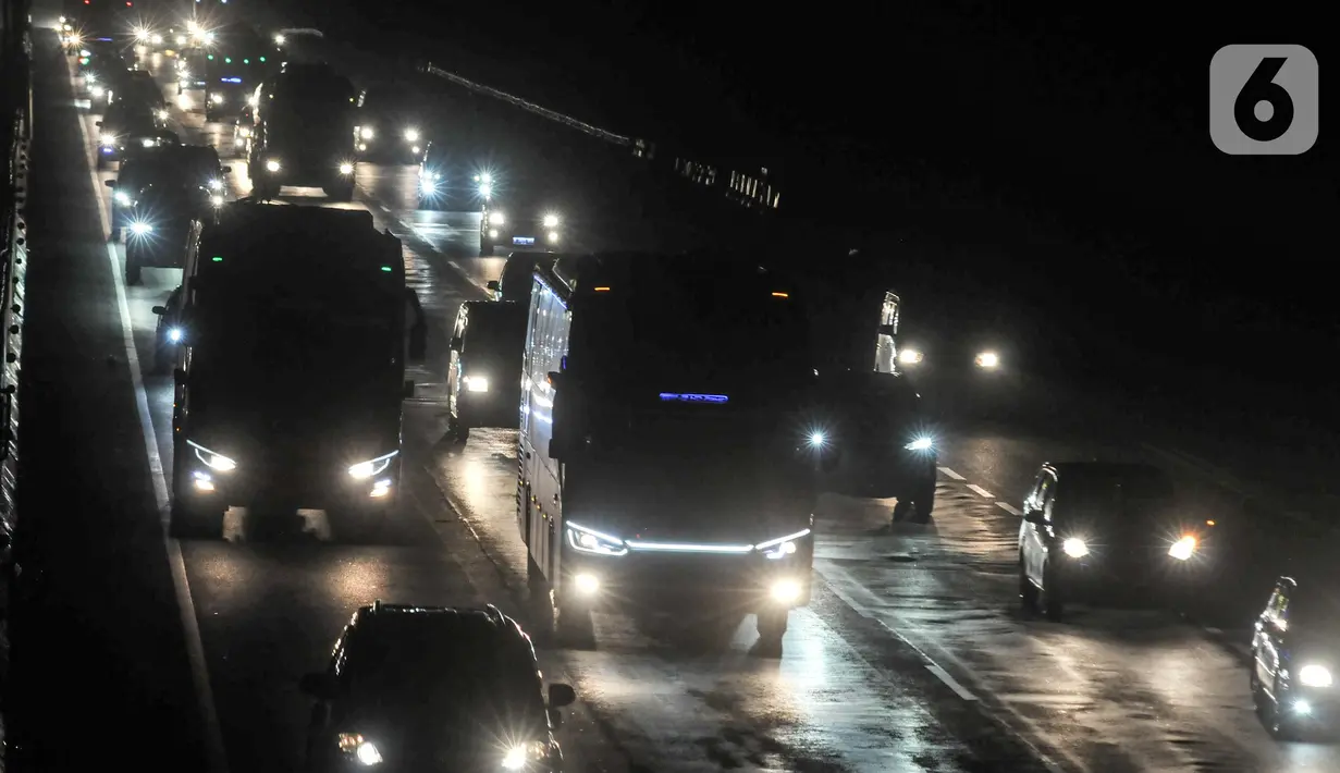 <p>Suasana arus kendaraan pemudik saat melintasi Jalan Tol Jakarta-Cikampek, Karawang, Jawa Barat, Kamis (28/4/2022). Arus lalu lintas kendaraan pemudik terpantau ramai lancar usai diberlakukan sistem satu arah atau One Way di ruas Tol Jakarta-Cikampek KM 47 hingga Tol Kalikangkung KM 414. (merdeka.com/Iqbal S Nugroho)</p>