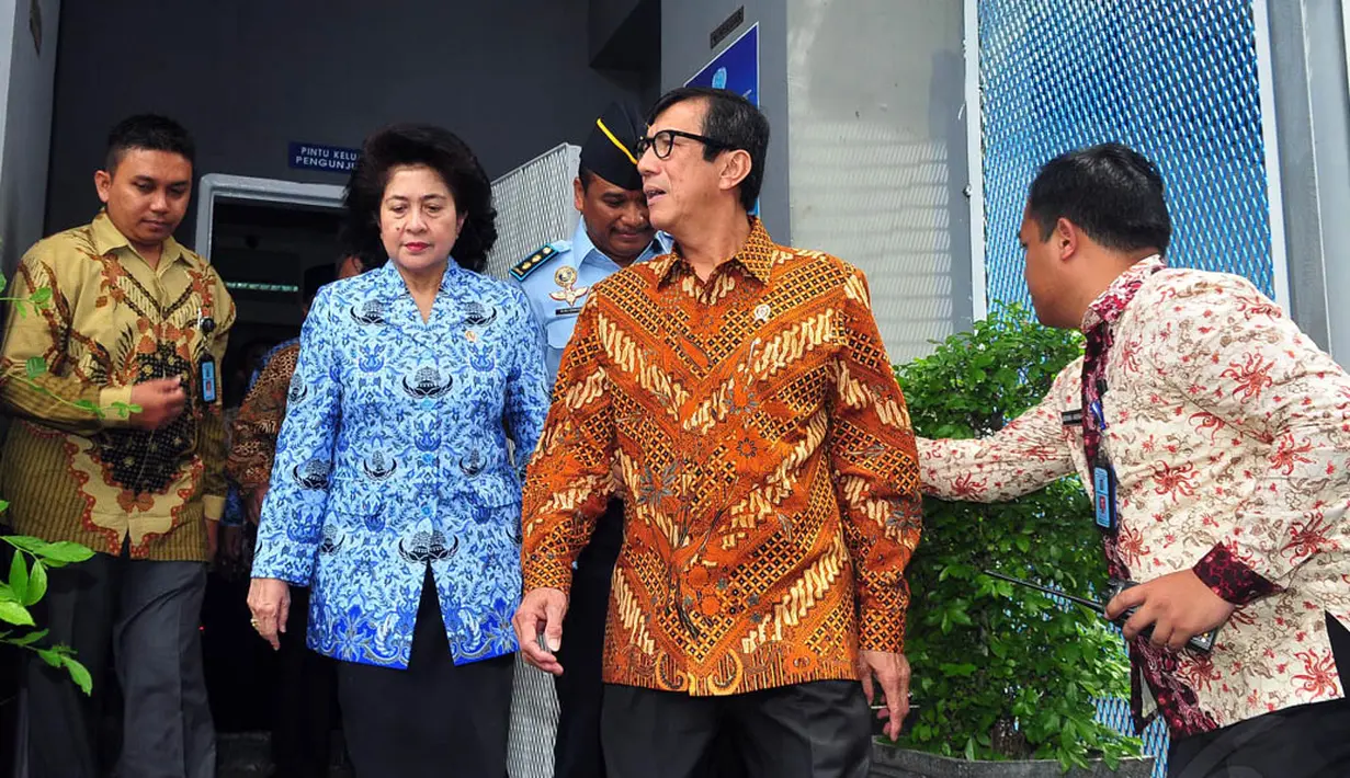 Menkumham Yasonna dan Menkes Nila saat mendatangi Lapas Narkotika Klas IIA Jakarta, Senin (1/12/2014). (Liputan6.com/Johan Tallo)