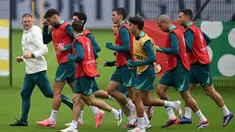 Para pemain Portugal mengikuti sesi latihan di Harsewinkel, pada 30 Juni 2024. (PATRICIA DE MELO MOREIRA/AFP)