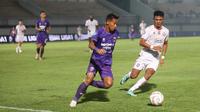 Pertandingan antara Persita versus Arema di BRI Liga 1 2023/2024. (Bola.com/Muhammad Iqbal Ichsan)