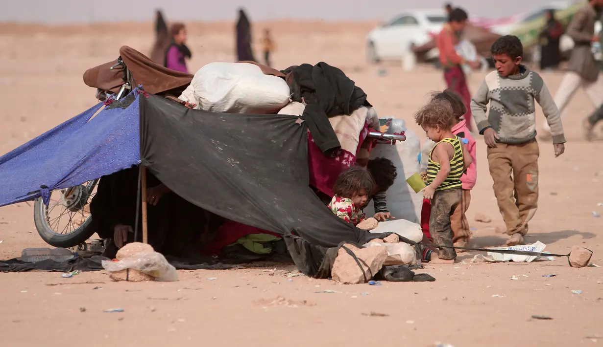 Sejumlah anak berada di tenda kecil usai melarikan diri dari kekerasan di Mosul yang dikuasai oleh ISIS di perbatasan Irak, Hasaka Governorate (23/10). Selain Irak pengungsi dari Suriah juga berkumpul dari dekat perbatasan Irak. (REUTERS/Rodi Said)