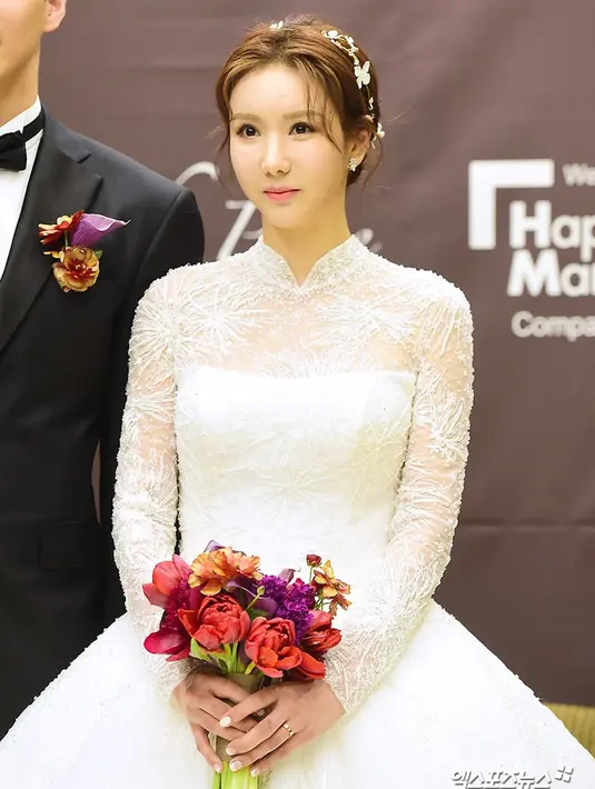 Walaupun pernikahannya digelar secara tertutup, akan tetapi Jung Ah dan Jung Chang Young mennggelar acara press conference. (Foto: soompi.com)