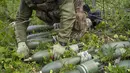 Prajurit Ukraina menyiapkan mortir untuk ditembakkan ke posisi Rusia di wilayah Kharkiv, Ukraina, 17 Mei 2022. (AP Photo/Bernat Armangue)